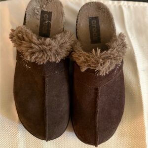 Crocs Clogs Women Size 6.5 Brown Suede Fur Lined Rubber Heel Good Condition